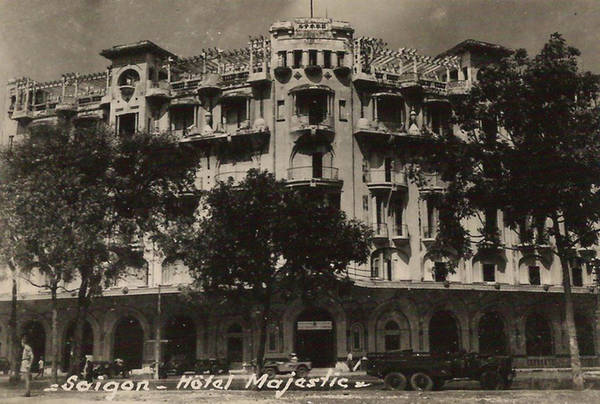Khách sạn Majestic được xây dựng vào năm 1925 tại góc đường Catinat và Quai de Belgique, nay là đường Đồng Khởi và Tôn Đức Thắng. Công trình do kiến trúc sư Pháp thiết kế cùng với sự đầu tư của một thương gia Việt gốc Hoa giàu có bậc nhất Sài Gòn - Gia Định lúc bấy giờ. Năm 1965, khách sạn được xây thêm hai tầng nữa theo bản vẽ cải tạo của kiến trúc sư Ngô Viết Thụ. Sau khi bị trúng pháo vào năm 1975, khách sạn được sữa chữa theo lối kiến trúc châu Âu thời Phục hưng vào năm 1994. Đến năm 1997, Majestic được Tổng cục Du lịch công nhận là khách sạn đạt chuẩn 4 sao, năm 2007 đạt chuẩn 5 sao. Đây cũng là khách sạn 5 sao đầu tiên do người Việt tự đầu tư, quản lý và điều hành. Ảnh: Flickr.