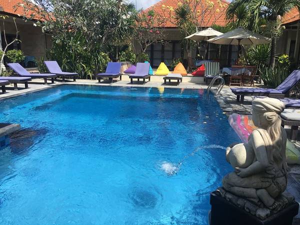 Khách sạn Pondok Jenggala Bungalow với các phòng hướng ra bể bơi