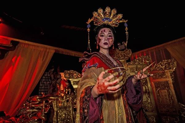 Terrorcotta (Hoàng hậu Trung Hoa cổ đại)  Bước vào trong, du khách sẽ cảm thấy như đang lạc vào lăng mộ cổ đại ở Trung Hoa. Ở đó có Hoàng hậu Qing, hay còn gọi là Cruelty, rất tàn ác với các phương pháp tra tấn, hành hạ những người làm trái ý bà. Đây là ngôi nhà ma có thêm hiệu ứng mùi hương, làm tăng thêm vẻ ghê rợn hơn. Về mặt thiết kế, đây là nơi có lối trang trí công phu và hoành tráng nhất của Halloween Horror Nights 7.