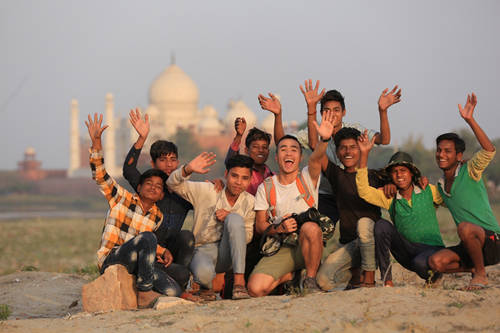 Thiết gặp những bạn nhỏ trong hành trình đến Ấn Độ.