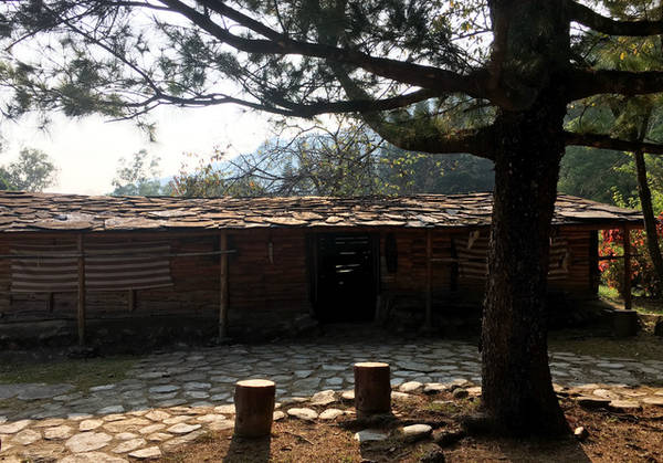 Một mái nhà truyền thống của người Atayal được tái hiện lại - Ảnh: Ngọc Đông