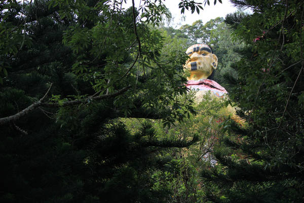 Bức tượng chiến binh người dân tộc khổng lồ đặt trên đỉnh núi - Ảnh: Ngọc Đông