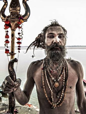 Nếu ghé thăm thành phố Varanasi, bang Uttar Pradesh, Ấn Độ, bạn sẽ nhận ra ngay những thầy tu Aghori với khuôn mặt trát một thứ bột màu trắng bí ẩn, râu tóc dài tới ngực, đeo các chuỗi hạt nhiều hình thù quanh cổ và cầm cây trượng trên tay.