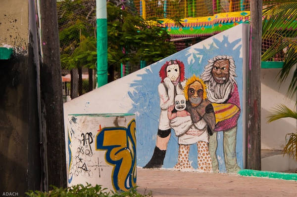 Các bức bích họa ở đây được vẽ từ khi diễn ra Liên hoan Nghệ thuật Công cộng Quốc tế Mexico năm 2014. Nhóm tổ chức liên hoan đã dành 2 năm để tìm kiếm các nghệ sỹ cho dự án này. Vì vậy, bộ sưu tập nghệ thuật đường phố là một trong những điểm sáng tạo và hấp dẫn nhất của đảo, trở thành phần không thể tách rời với cảnh quan xung quanh. Ảnh: theculturetrip.