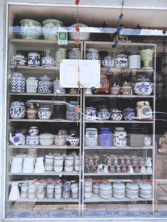 Một góc cửa hàng gốm mang màu sắc Trung Hoa ở Old Town Phuket. Ảnh: Mai Hương