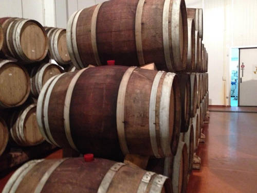 Những thùng rượu vang xếp chồng lên nhau trong nhà máy sản xuất rượu ở thung lũng PB Valley Khao Yai Winery.