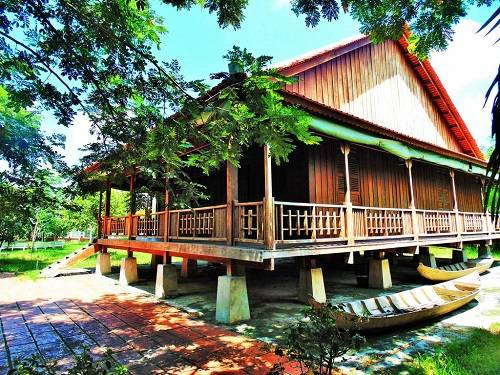 Nhà sàn cổ được phục dựng thành điểm lưu trú ở làng sinh thái Hòa An. Ảnh: booking.