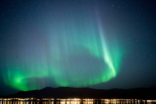 Ngoài khu vực Troms của Na Uy, khi đặt chân tới bán đảo Scandinavia, bạn có thể tới thành phố Abisko (Thụy Điển) gần công viên quốc gia Abisko để tận hưởng khung cảnh cực quang. Vùng Lapland của Phần Lan với thị trấn Muonio, thị trấn Inari hay vùng núi Luosto cũng là địa điểm lý tưởng. Vào những đêm trời quang, bạn có thể quan sát vũ điệu ánh sáng trên bầu trời thị trấn Nellim nằm cạnh hồ Inari - hồ nước lớn thứ ba ở Phần Lan. Các thị trấn này cũng có những bảo tàng địa phương, nơi bạn có thể xem những đoạn phim tư liệu thú vị về lịch sử và truyền thuyết xoay quanh Aurora miễn phí.