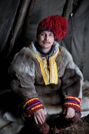 Đây là một người đàn ông chăn tuần lộc Sami thuộc dân tộc Finno-Ugric cư ngụ tại vùng Bắc Cực.