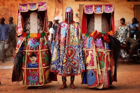 Trang phục sặc sỡ có phần ma quái này là của người Yoruba (Yaruba) dùng trong các buổi lễ truyền thống Voodoo Spirits ở Ouidah, thành phố Benin, bang Edo, Nigeria.