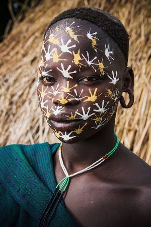 Suri là bộ tộc sống ở các thung lũng sông Omo phía Tây Nam Ethiopia.