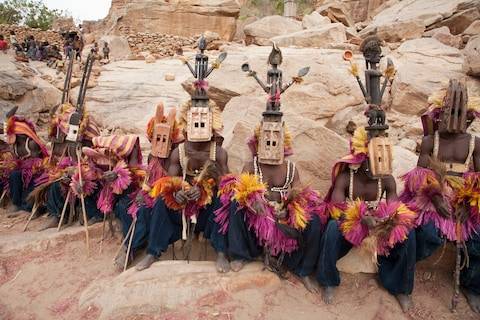 Bộ tộc Dogon ở Mali có khoảng 400.000 người. Họ sống trên các vách núi cao, có nhiều lễ hội tâm linh mang màu sắc bí ẩn kỳ lạ.