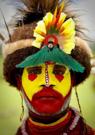 Những người Wigmen Huli ở Papua New Guinea vẽ khuôn mặt của họ bằng bột màu đất và dành nhiều tháng để tạo kiểu tóc theo phong cách truyền thống.
