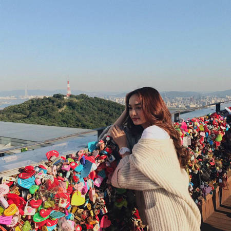 Bạn có thể đến tháp Namsan vào bất kỳ thời điểm nào trong ngày đều tìm ra nét đẹp riêng. Với Kaity Nguyễn, cô tới đây trong một buổi chiều mùa thu nắng dịu dàng. 