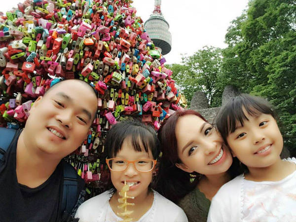 Gia đinh Thúy Hạnh - Minh Khang đưa con gái đến Hàn Quốc nghỉ hè, một trong những điểm đến đầu tiên của chuyến đi là ngọn tháp nổi tiếng này.