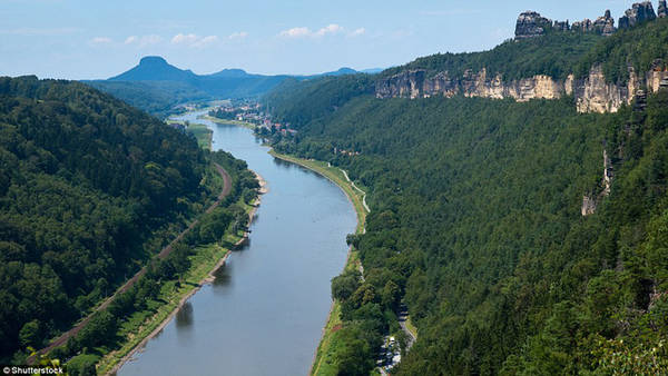 Đứng từ thung lũng Elbe, có thể phóng tầm mắt nhìn ra sông Elba. Bao bọc xung quanh nơi này là khu rừng thông dày đặc