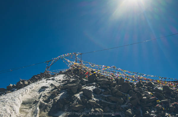 Cờ nguyện trên đỉnh Đèo Khardung La cao 5.600m. Ảnh: Mai Hương