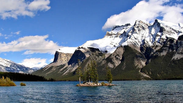 Hồ Minnewanka, Canada Hồ Minnewanka là hồ nước lớn nhất ở Công viên Quốc gia Banff. Minnewanka có nghĩa là “Hồ của những linh hồn" theo tiếng bản địa. Người dân sống quanh hồ tin rằng các linh hồn đã nương náu ở nơi đây. Những người châu Âu thời xa xưa gọi nơi đây là "Hồ quỷ dữ". Nơi này nổi tiếng với các hoạt động ngoài trời như câu cá, chèo thuyền, đi bộ đường dài, lặn bằng bình khí và cắm trại. Ảnh: Wekimedia