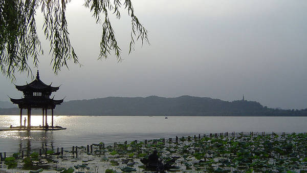 Hồ Tây, Hàng Châu, Trung Quốc Hồ Tây và khu vực xung quanh đã được UNESCO công nhận là di sản văn hoá thế giới từ năm 2011. Tổ chức này cho biết hồ "đã gây hứng khởi cho các nhà thơ, học giả, và nghệ sĩ nổi tiếng từ thế kỷ thứ 9”. Ảnh: Wekimedia.