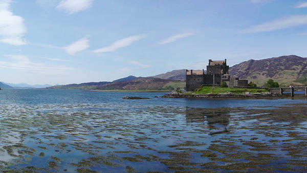 Hồ Loch Duich, Scotland Nằm ở cao nguyên gần bờ biển phía Tây của Scotland, Loch Duich có lẽ được biết đến nhiều nhất bởi có lâu đài Eilean Donan cổ kính được xây dựng từ thế kỷ 13. Ảnh: Wekipedia.