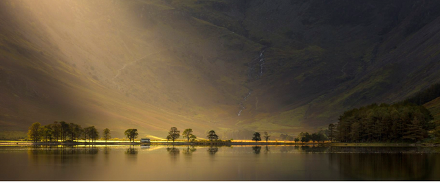 Bức ảnh đẹp này được gọi là "Ánh sáng của thiên nhiên", được Melvin Nicholson chụp ở Buttermere, Cumbria.