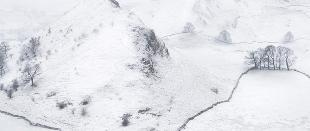 Francis Taylor đã được trao giải nhì ở danh mục "Góc nhìn cổ điển" nhờ bức ảnh "Bão tuyết trên lưng rồng" chụp ở Derbyshire.  Bức ảnh được chụp Taylor chụp từ đồi Hitter, hướng ống kính về phía đỉnh Chrome và Parkhouse trong Vườn quốc gia quận Peak , khi một trận bão tuyết nhấn chìm các ngọn đồi.