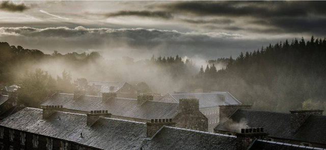 William John Massey đã nhận được đánh giá cao từ ban giám khảo nhờ hình ảnh những mái nhà phủ sương của làng New Lanark ở Scotland. Massey chụp bức ảnh này trong khi dạo bộ trước khi ăn sáng.  Ông phải trèo lên trên một khu vực cao và ngồi ở đó đợi khá lâu để nắm bắt được khoảnh khắc sương mù đang dày thêm, cùng ánh sáng mặt trời vừa đủ để tạo sự kỳ ảo trên mái của nhà máy cũ.