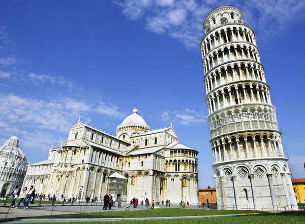 Nói đến Italy nhiều người sẽ dễ dàng liên tưởng ngay đến Pisa, tòa tháp nghiêng nổi danh thu hút hàng triệu khách mỗi năm.