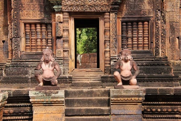 Äá»n Banteay Srei: NgÃ´i Äá»n nÃ y cÃ¡ch Angkor Wat khoáº£ng 30 km, tá»n táº¡i tá»« tháº¿ ká»· X Äáº¿n nay. CÃ´ng trÃ¬nh ÄÆ°á»£c xÃ¢y dá»±ng báº±ng ÄÃ¡ sa tháº¡ch Äá». Quy mÃ´ cá»§a Banteay Srei tÆ°Æ¡ng Äá»i nhá» nhÆ°ng nhá»¯ng hÃ¬nh cháº¡m kháº¯c vÃ  cÃ¡c tÃ n tÃ­ch Äá» nÃ¡t váº«n thu hÃºt du khÃ¡ch Äáº¿n khÃ¡m phÃ¡. áº¢nh: The Culture Trip.