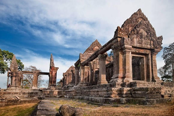 Đền Preah Vihear: Bạn sẽ được cảm nhận cảm giác yên bình khi ngắm khung cảnh xung quanh từ đỉnh núi Dangrek. Ngôi đền thiêng Preah Vihear nằm trên đỉnh núi có kiến trúc ấn tượng, được xây dựng từ thế kỷ IX đến thế kỷ XII. Ảnh: Historyhub.