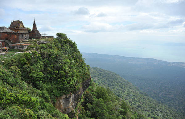 Núi Bokor: Nằm cách thị xã Kampot khoảng 40 km, núi Bokor là địa điểm phù hợp cho bất cứ ai muốn có một chuyến đi trong ngày. Khi lên núi, du khách sẽ được ngắm thác nước, thăm tượng Phật. Ngoài ra, bạn sẽ được thăm Bokor Hill Station trên đỉnh núi. Công trình này từng được xây dựng làm địa điểm nghỉ mát cho người Pháp hồi đầu thế kỷ XX, nhưng hiện nay chỉ còn là tàn tích. Ảnh: Cambotours.com