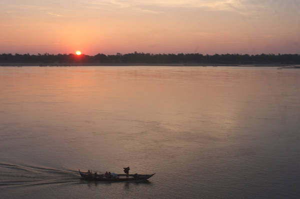 Hoàng hôn trên sông Mekong ở Kratie: Kratie nằm cách Phnompenh 4 tiếng di chuyển bằng xe bus. Thị xã ven sông này được đánh giá là nơi có cảnh hoàng hôn đẹp nhất xứ chùa tháp với bầu trời màu vàng, đỏ ấn tượng trên sông Mekong. Ảnh: Twohungrypeople.