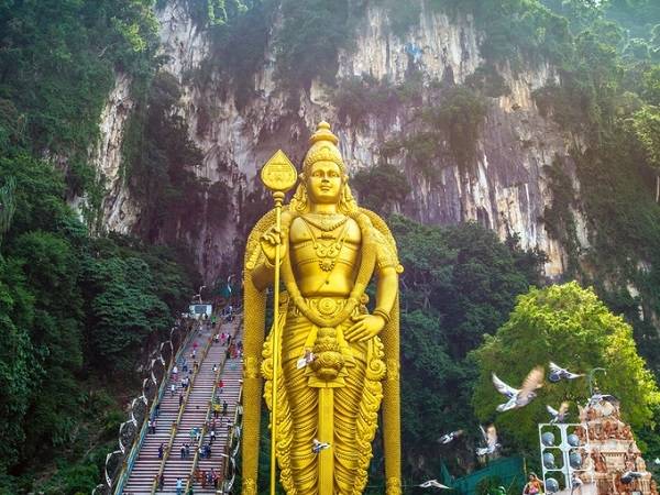 Chỉ cách thủ đô Kuala Lumpur khoảng 13 km về phía Bắc, trung tâm tôn giáo của đạo Hindu trong hệ thống hang động Batu khiến du khách choáng ngợp trước tượng vàng Murugan, một vị thần của đạo Hindu cao hơn 42 m canh gác ngay tại cổng vào. 