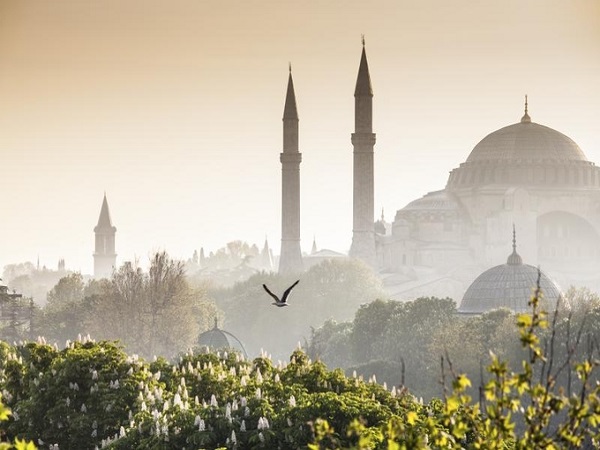 Ataturk, Istanbul, Thổ Nhĩ Kỳ Nếu có dịp quá cảnh tại sân bay Ataturk, Istanbul chừng 6 giờ hoặc hơn, bạn có thể đặt một trong số các tour tham quan ở đây, tour dài từ 2,5 đến 9 giờ. Chương trình của Touristanbul sẽ đưa bạn tới nhiều điểm du lịch hấp dẫn như thánh đường Blue Mosque, cung điện Topkapi, bảo tàng nghệ thuật Hồi giáo Thổ Nhĩ Kỳ, tháp Obelisk of Theodosius, chợ Grand Bazaar... Điều tuyệt vời là hầu hết điểm đến đều miễn phí vé vào cổng. Du khách không cần thiết phải đặt trước mà chỉ cần tới thẳng bàn thông tin tại sảnh đến của sân bay trước 30 phút tour xuất phát.