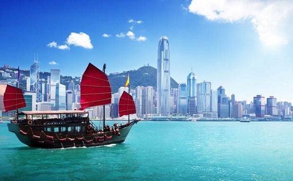 Đi du thuyền ở cảng Victoria: Cảng Victoria là địa điểm nổi tiếng ở Hong Kong. Đây là một trong những cảng bận rộn nhất trên thế giới. Du khách có thể ngắm cảnh quan hai bên bằng cách mua vé và đi du thuyền có cánh buồm đỏ. Ảnh: Time Out.