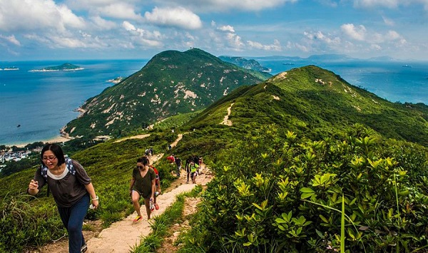 Đi bộ: Hong Kong có các cung đường mòn đẹp, du khách có thể chọn để đi bộ ngắm cảnh thiên nhiên. MacLehose Trail là một trong những con đường đi bộ tốt nhất thế giới, Nếu tới Hong Kong vào thời điểm có thời tiết mát mẻ, bạn có thể đi bộ dọc các cung đường mòn này để ngắm cảnh rừng, núi và biển. Ảnh: chinatouradvisors