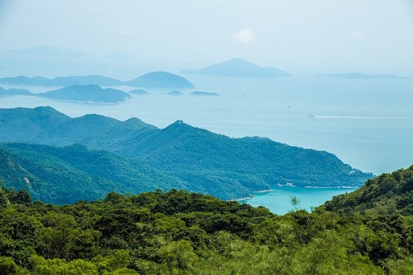 Tham quan một hòn đảo xa: Ngoài các đảo đông đúc và nhộn nhịp, Hong Kong còn có hơn 260 hòn đảo. Vì vậy, nếu bạn muốn thoát khỏi sự hối hả và nhộn nhịp của thành phố, có thể đến những hòn đảo xa trung tâm để tận hưởng sự yên tĩnh. Ảnh: Travel Triangle.