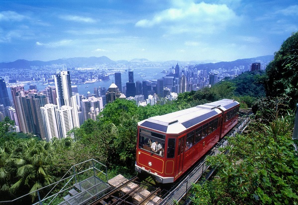 Ngắm cảnh Hong Kong từ đỉnh núi The Peak: The Peak là địa điểm được nhiều du khách lựa chọn khi đến Hong Kong. Địa điểm này cao hơn mực nước biển 550 m. Đây là nơi cao nhất trên đảo Hong Kong, du khách có thể ngắm toàn cảnh thành phố. Để lên địa điểm này, bạn có thể chọn cách đi bằng Peak Tram, một trong những tuyến đường sắt leo núi đẹp nhất thế giới. Ảnh: SCMP