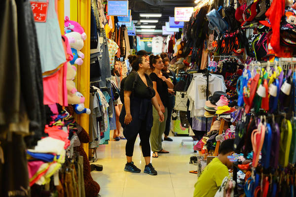 Một nhóm du khách Pháp đi tìm mua quần áo vừa ý của mình trong Sen Market. Ảnh: QUANG ĐỊNH