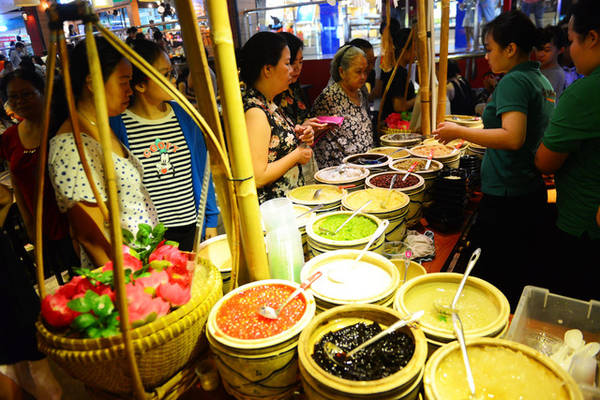 Đông đảo khách chờ mua chè Việt với rất nhiều loại khác nhau. Ảnh: QUANG ĐỊNH