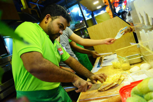 Anh Jahid, người Ấn Độ chế biến bánh Naan truyền thống bán cho thực khách. Ảnh: QUANG ĐỊNH