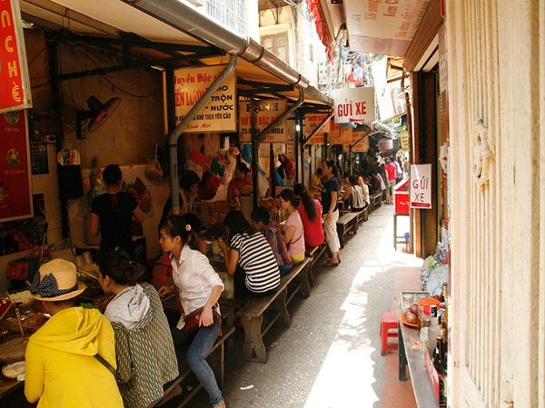 Ngỏ nhõ bên hông chợ Đồng Xuân là một trong những địa chỉ nổi tiếng của món ăn này. Ngoài phở tíu, thực khách còn có nhiều lựa chọn khác cho bữa trưa tại đây. Giá trung bình của các món ăn từ 20.000 đồng trở lên. Ảnh: Phong Vinh.
