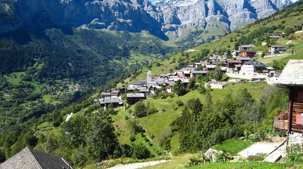 Ngôi làng nhỏ có tên Albien nằm ở vùng Canton of Valais, nơi nổi tiếng có khung cảnh thiên nhiên tuyệt đẹp. Giờ đây, làng treo thưởng một số tiền không nhỏ cho những người chuyển đến sống ở đây. Ảnh: Switzerland Tourism.