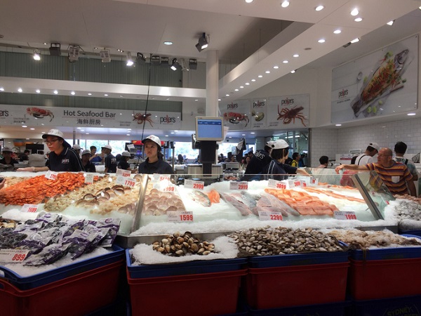 Khu chợ sáng chủ nhật náo nhiệt với nhiều du khách và dân địa phương đến xem, check-in hay thưởng thức những món hải sản tươi sống được chế biến ngay tại chỗ. Đây trở thành trải nghiệm mới mẻ nhưng rất gần gũi với người Việt Nam khi đến Australia.