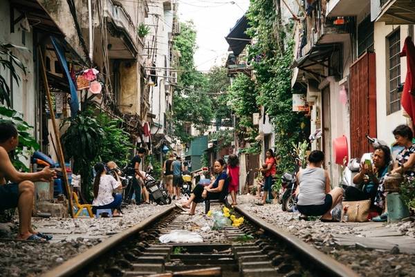 Hiếm có nơi nào trên thế giới mà đường ray tàu hỏa nằm giữa khu dân cư như phố cổ Hà Nội, với hai bên nhà dân cách đường chưa đầy một mét. Nhiều du khách gọi đây là "nơi độc nhất vô nhị trên thế giới" hay "chỉ có tại Việt Nam" để miêu tả cảnh tượng này.