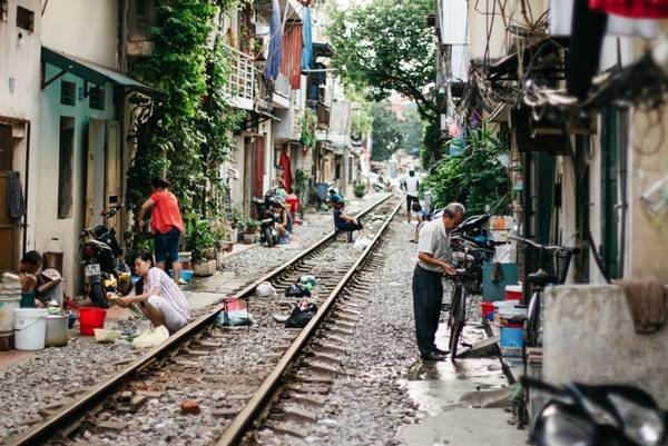 Trong chuyến du lịch tới Việt Nam, Scott Pocock đã "lạc bước" tới xóm đường tàu ở khu vực Lê Duẩn, gần ga Hà Nội. Đoạn đường sắt đi qua trước mặt nhà dân ở đây đã thu hút anh.
