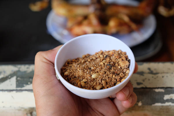 Muối lạc là món chấm thường được người Gia Lai dùng để ăn với cơm lam. Nguyên liệu chính của món này là lạc rang giã nhuyễn, muối và ít đường cát.