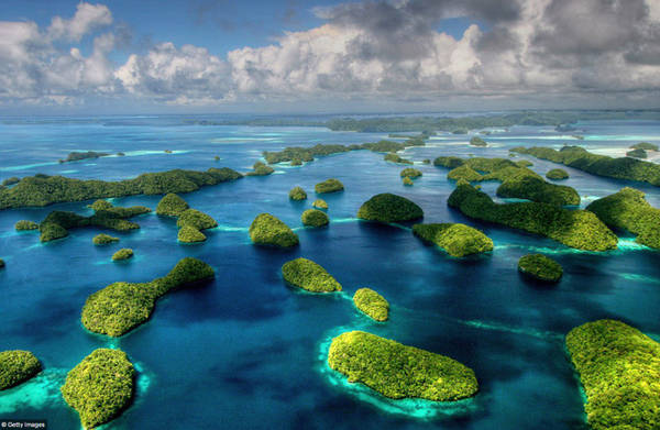 Rock Islands Southern Lagoon, Palau: Nằm ở phía Tây Thái Bình Dương, quần thể 445 hòn đảo đá vôi không có người ở, nằm rải rác trong đầm phá và được rạn san hô bao quanh bảo vệ là cảnh quan tuyệt đẹp có thể mê hoặc bất cứ ai.