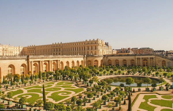 Cung điện Versailles được nhiều kiến trúc sư cảnh quan, kiến trúc sư xây dựng và nhà điêu khắc tham gia xây dựng, là nơi cư trú của các vị vua Pháp từ thời Louis XIV (1638 - 1715) đến Louis XVI (1754 - 1793).