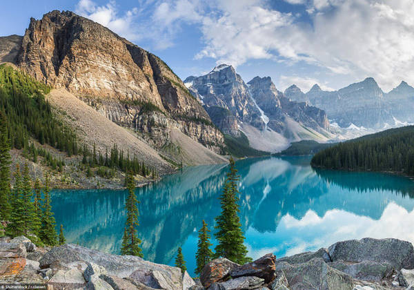 Hồ Moraine ở vườn quốc gia Banff bao gồm núi, sông băng, thác nước và hang đá vôi.